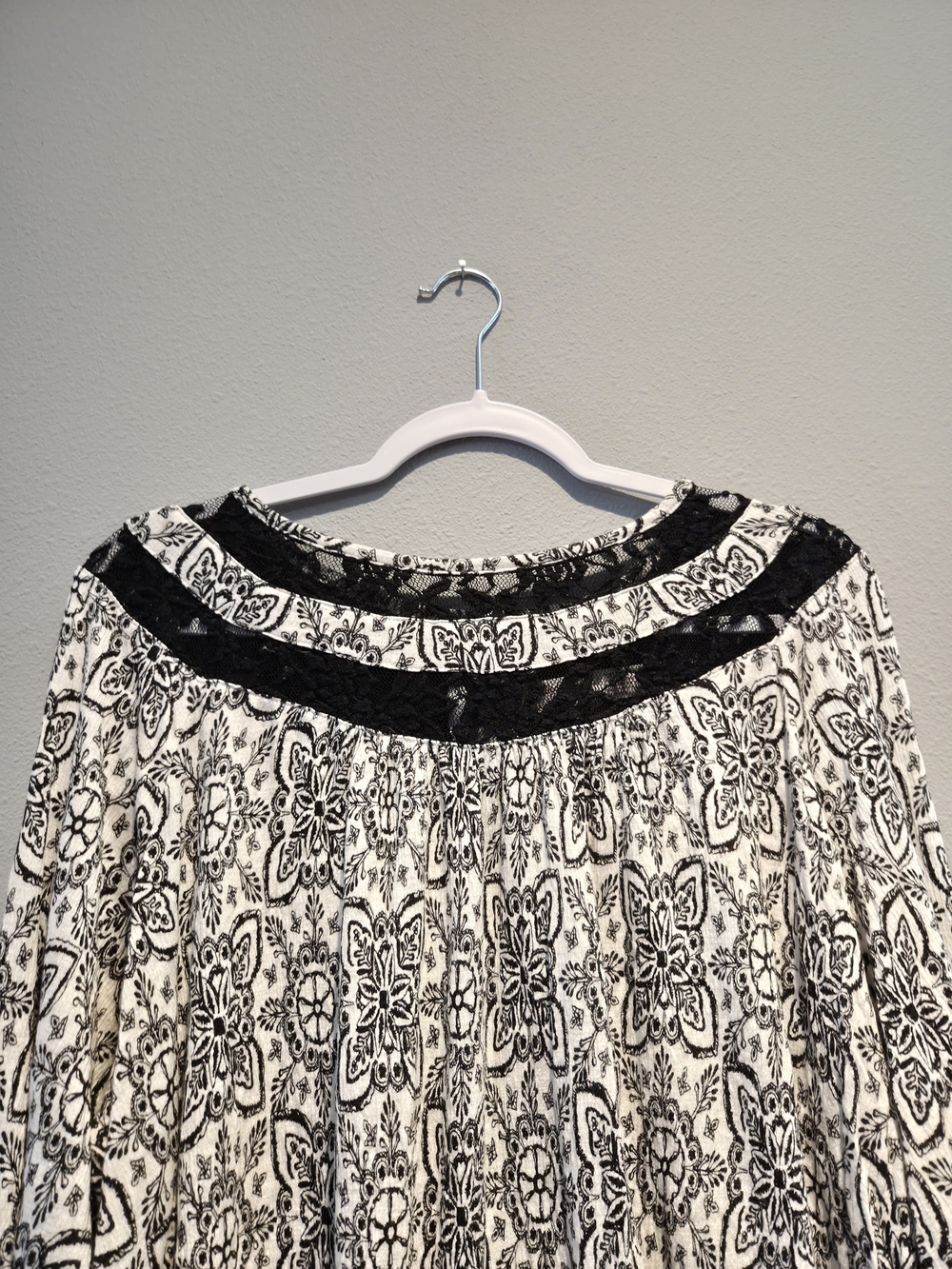 Womens Black & White Patterned Long-Sleeve Top - Picture 2 of 2